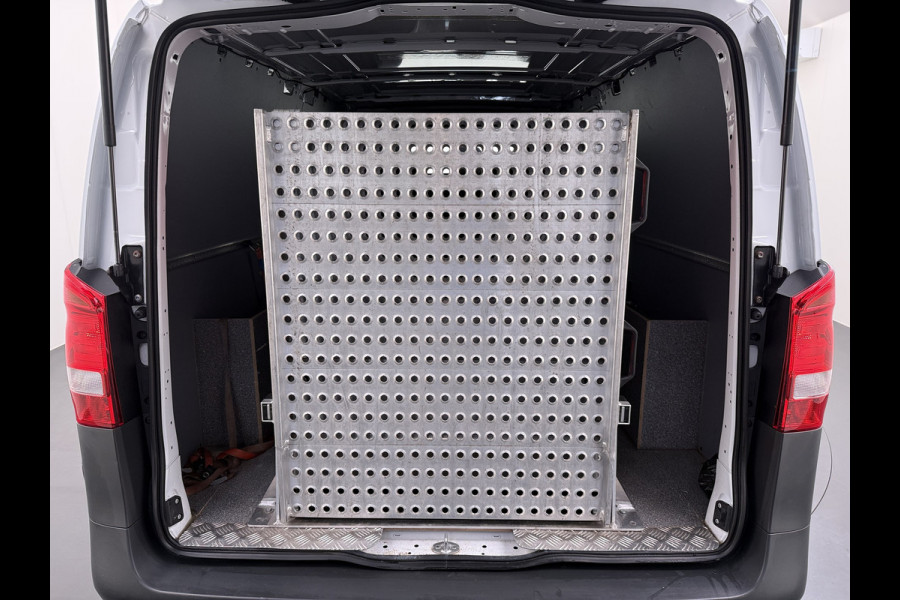Mercedes-Benz Vito 110CDI Extra Lang 3-Persoons Camera Oprijplaat Airco Bluetooth Licht-/regensensor Betonplex Vloer Wandbetimmering Sidebars Euro 6 Origineel Nederlandse Auto