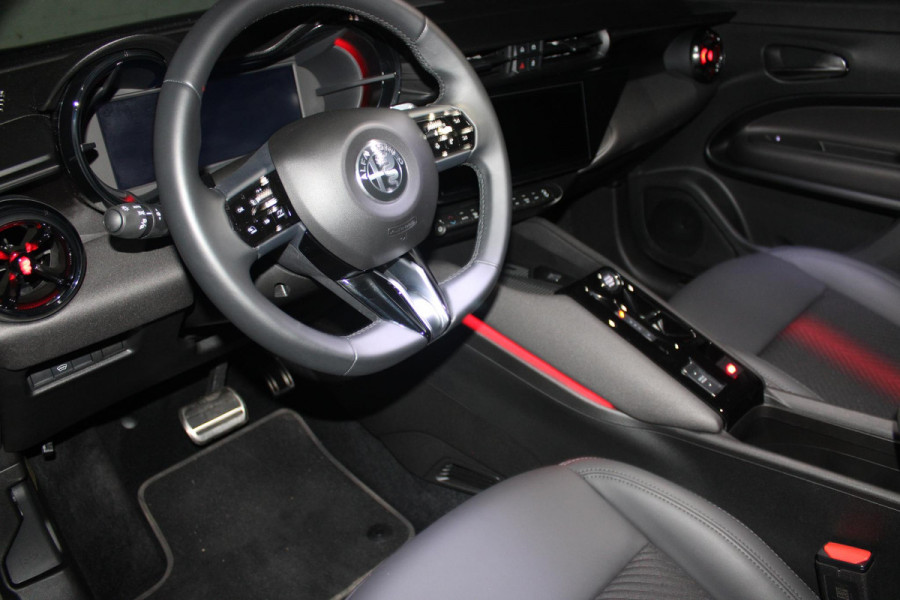 Alfa Romeo junior 1.2 145PK IBRIDA SPECIALE | PANORAMA SCHUIF/KANTEL DAK | TECHNO PACK: LED MATRIX KOPLAMPEN/AUTOMATISCH DIMMENDE BINNENSPIEGEL/DRAADLOZE TELEFOONLADER/ELEKTRISCH VERSTELBARE EN VERWARMBARE ZIJSPIEGELS MET DODEHOEK DETECTIE, ELEKTRISCH INKLAPBAAR/NAVIGATIE/HANDS-FREE ACHTERKLEP/KEYLESS ENTRY/USB TYPE C/ADAPTIVE CRUISE CONTROL MET LANE CENTERING EN FILE-ASSISTENT/ACHTERUITRIJ CAMERA MET DYNAMISCHE RIJLIJNEN/AUDIOSYSTEEM MET 6 SPEAKERS | PREMIUM PACK: "SPIGA" STOFFEN/ECOLEDER BEKLEDING MET RODE ACCENTEN - 6-VOUDIG ELEKTRISCH VERSTELBARE BESTUURDERSSTOEL, 6-VOUDIG VERSTELBA