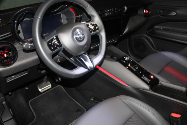 Alfa Romeo junior 1.2 145PK IBRIDA SPECIALE | PANORAMA SCHUIF/KANTEL DAK | TECHNO PACK: LED MATRIX KOPLAMPEN/AUTOMATISCH DIMMENDE BINNENSPIEGEL/DRAADLOZE TELEFOONLADER/ELEKTRISCH VERSTELBARE EN VERWARMBARE ZIJSPIEGELS MET DODEHOEK DETECTIE, ELEKTRISCH INKLAPBAAR/NAVIGATIE/HANDS-FREE ACHTERKLEP/KEYLESS ENTRY/USB TYPE C/ADAPTIVE CRUISE CONTROL MET LANE CENTERING EN FILE-ASSISTENT/ACHTERUITRIJ CAMERA MET DYNAMISCHE RIJLIJNEN/AUDIOSYSTEEM MET 6 SPEAKERS | PREMIUM PACK: "SPIGA" STOFFEN/ECOLEDER BEKLEDING MET RODE ACCENTEN - 6-VOUDIG ELEKTRISCH VERSTELBARE BESTUURDERSSTOEL, 6-VOUDIG VERSTELBA