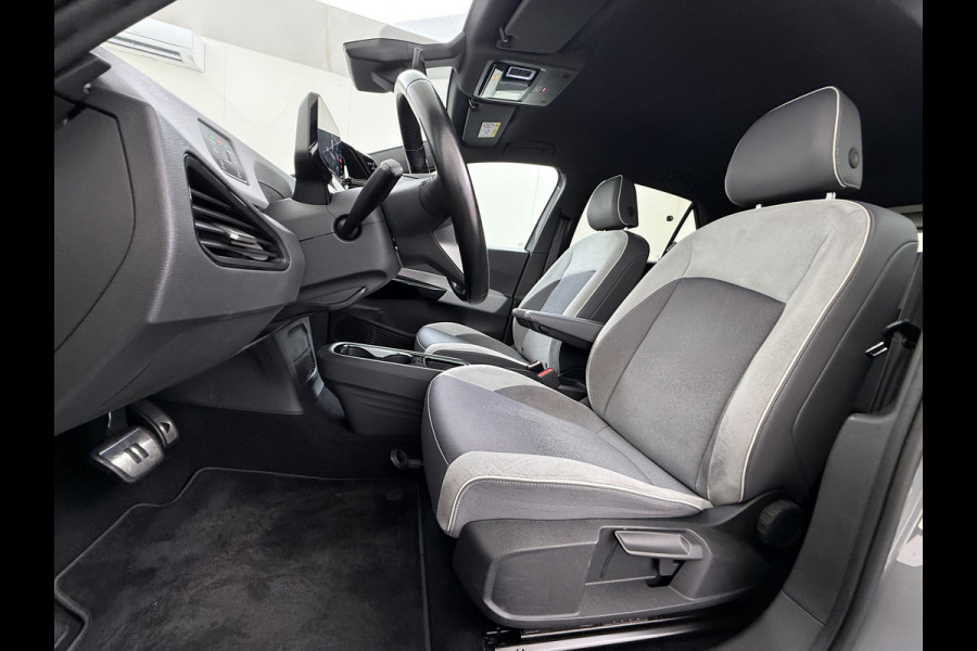 Volkswagen ID.3 First Plus 62kWh Trekhaak Adap.Cruise SOH 93% Camera Stoel+Stuurverwarming Navi-Pro Apple Carplay Android Auto Pdc Keyless advanced Matrix-Led Privacy Glas Lmv DAB Lmv 19" Isofix 1e Eigenaar Origineel Nederlandse Auto