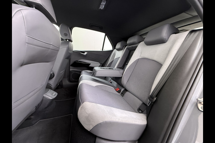 Volkswagen ID.3 First Plus 62kWh Trekhaak Adap.Cruise SOH 93% Camera Stoel+Stuurverwarming Navi-Pro Apple Carplay Android Auto Pdc Keyless advanced Matrix-Led Privacy Glas Lmv DAB Lmv 19" Isofix 1e Eigenaar Origineel Nederlandse Auto