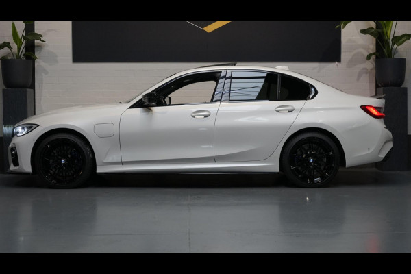 BMW 3-serie 330e M-Sport Shadow Line AUTOMAAT-360 CAMERA-ACC-AMBIANCE-HEADUP-KEYLESS-LASER LED-MEMORY-PANORAMA