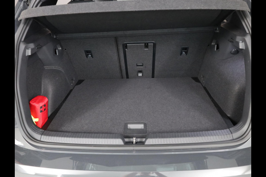 Volkswagen Golf 1.5 TSI R-Line 130 pk | Private lease vanaf €570 | Navigatie via App | Parkeersensoren | Autom. airco | LED koplampen | Apple Carplay/Android Auto | R-Line |