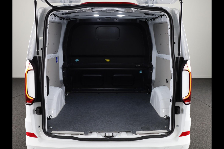 Volkswagen Transporter e-Transporter34 L2H1 Style 64 kWh DC Dubbele cabin 218 pk | Navigatie | Warmtepomp | Parkeersensoren | Achteruitrijcamera | Adaptieve cruise control |