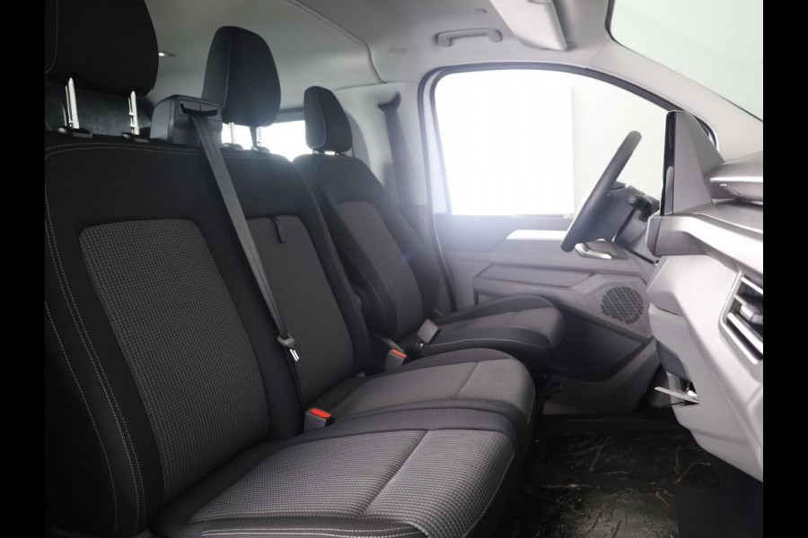 Volkswagen Transporter e-Transporter34 L2H1 Style 64 kWh DC Dubbele cabin 218 pk | Navigatie | Warmtepomp | Parkeersensoren | Achteruitrijcamera | Adaptieve cruise control |