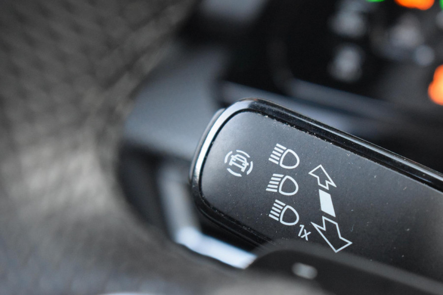 Volkswagen Golf 1.5 eTSI R-Line Pano HUD IQ H/K Lane Keyless Camera ACC