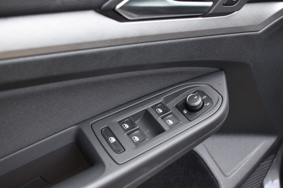 Volkswagen Golf 1.0 eTSI Life Business Automaat Navigatie/CarPlay