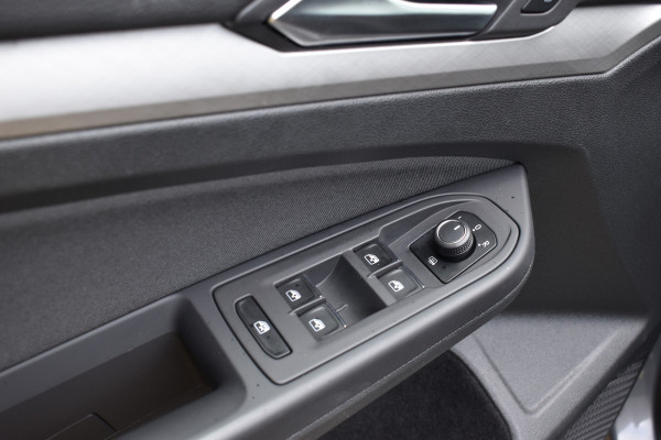 Volkswagen Golf 1.0 eTSI Life Business Automaat Navigatie/CarPlay