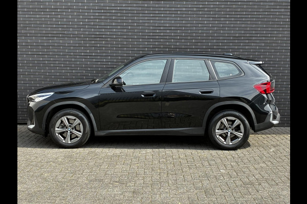 BMW X1 sDrive20i Automaat / Live Cockpit Plus / Navigatiesysteem / Parkeersensoren voor + achter / Active Guard / Cruise Control / DAB / Connected Package Professional / Parkarking Assitant / LED