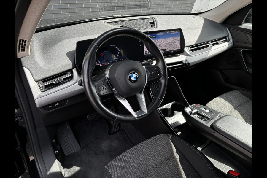 BMW X1 sDrive20i Automaat / Live Cockpit Plus / Navigatiesysteem / Parkeersensoren voor + achter / Active Guard / Cruise Control / DAB / Connected Package Professional / Parkarking Assitant / LED