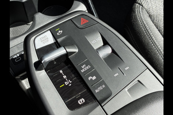 BMW X1 sDrive20i Automaat / Live Cockpit Plus / Navigatiesysteem / Parkeersensoren voor + achter / Active Guard / Cruise Control / DAB / Connected Package Professional / Parkarking Assitant / LED