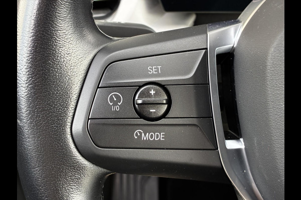 BMW X1 sDrive20i Automaat / Live Cockpit Plus / Navigatiesysteem / Parkeersensoren voor + achter / Active Guard / Cruise Control / DAB / Connected Package Professional / Parkarking Assitant / LED