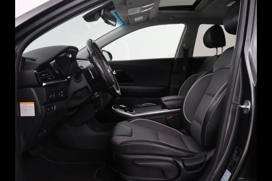 Kia e-Niro DynamicPlusLine 64 kWh | SOH 95,4% | Panoramadak | Half leder | Adaptive cruise | Stuur/stoel verwarming | Navigatie | Carplay | Camera | Park assist | Climate control