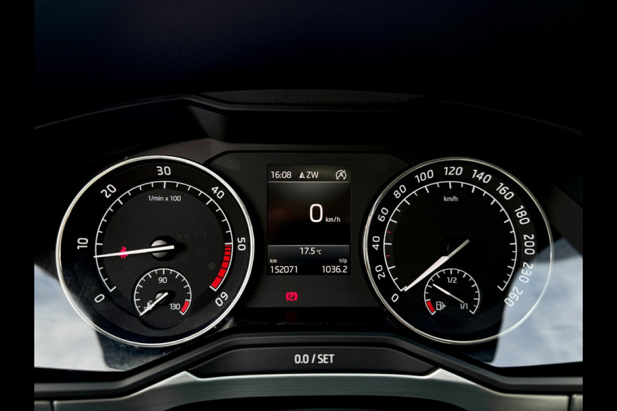 Škoda Superb Combi 1.6 TDI Ambition | Trekhaak | LED | Apple Carplay | DAB+ | Cruise | Dealer onderhouden