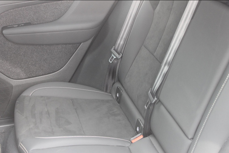 Volvo XC40 B3 177PK Automaat Plus Dark Google infotainment / Draadloos telefoon opladen / Elektrisch bedienbare bestuurdersstoel met geheugen / Adaptieve Cruise Control