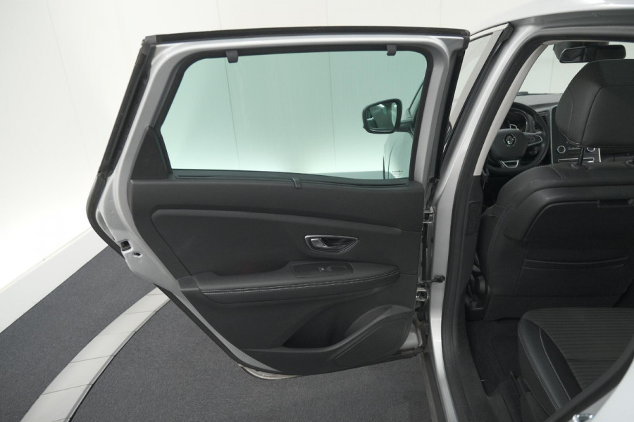 Renault Scénic TCe 140 Intens | Trekhaak | Camera | Panoramadak | Navigatie