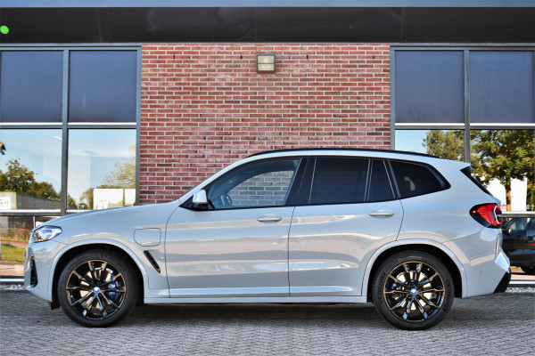 BMW X3 xDrive30e M-Sport Pano Trekh HUD E-zetels 360-cam Gesture