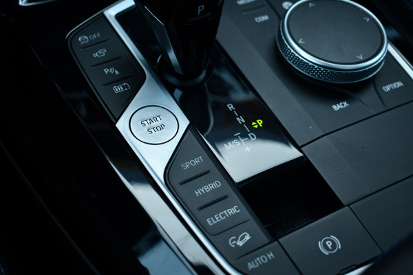 BMW X3 xDrive30e M-Sport Pano Trekh HUD E-zetels 360-cam Gesture