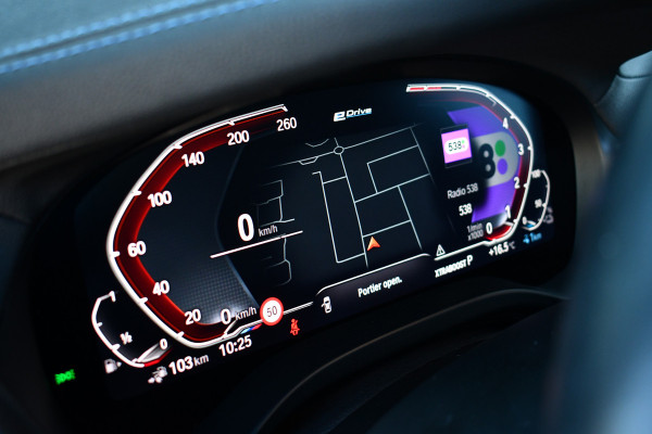 BMW X3 xDrive30e M-Sport Pano Trekh HUD E-zetels 360-cam Gesture