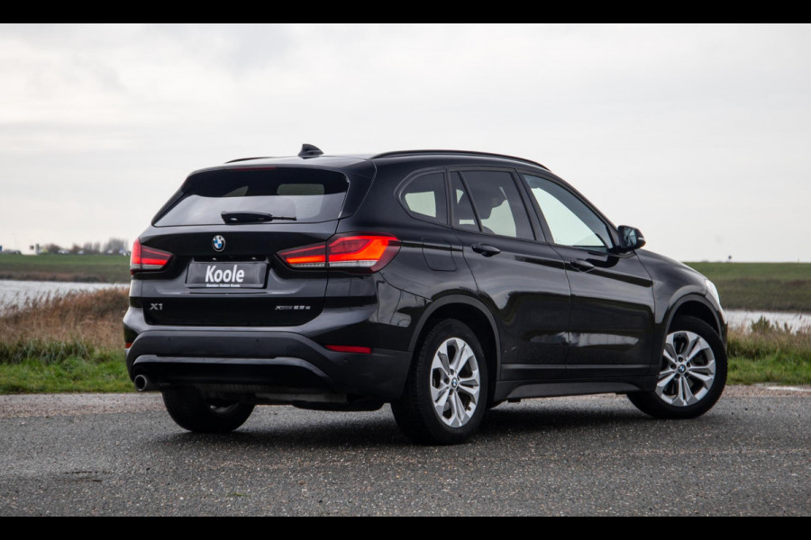 BMW X1 xDrive25e Executive CAMERA / CARPLAY / HEAD UP DISPLAY / LEDER / LED / CRUISE CONTROLE / STOELVERWARMING