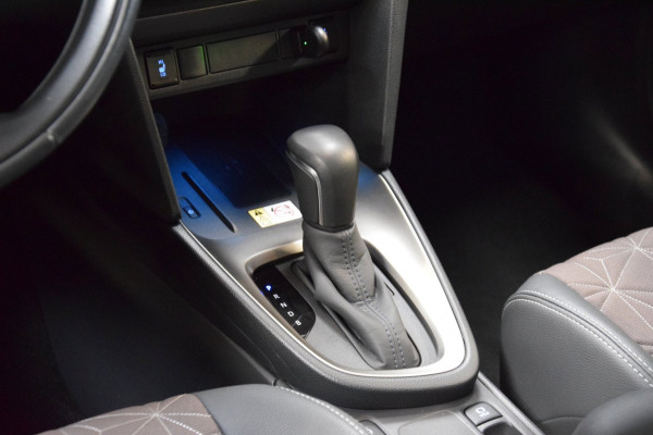 Toyota Yaris 1.5 Hybrid Executive Bi-Tone Hud Navi|Panoramadak|Garantie|Dealer Onderhouden