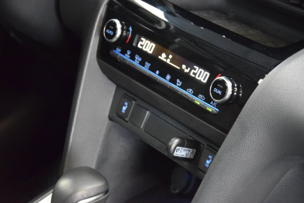 Toyota Yaris 1.5 Hybrid Executive Bi-Tone Hud Navi|Panoramadak|Garantie|Dealer Onderhouden