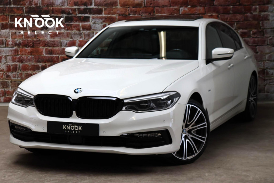 BMW 5 Serie Sedan 530i High Executive Sport Line Automaat / Navigatiesysteem Professional / Schuif-/kanteldak / Active Protection / Sfeerverlichting / Comfortstoelen / 20 Inch / Soft Close / Adaptieve LED-koplamp / Driving Assistant / Extra Getint Glas