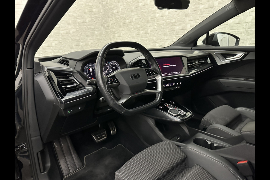 Audi Q4 e-tron 40 S-Line 77 kWh 204PK | Sportstoelen | Warmtepomp | Sonos Sound | H-Leder | 20" | 5x Q4 OP VOORRAAD! | Zwarte Hemelbekleding | S-Line in & Exterieur | Sportstuur | MMi+ | Rijklaarprijs! 27850,= excl. BTW.