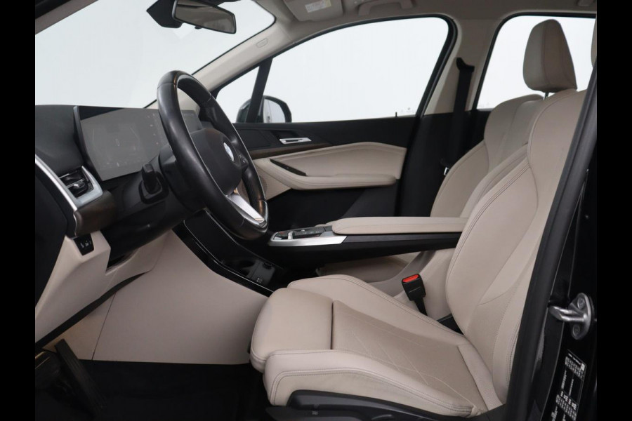 BMW 2 Serie Active Tourer 220i | Leder | Cruise control | Navigatie | Carplay | Sfeerverlichting | Virtueel dashboard | Camera | Park assist | Trekhaak