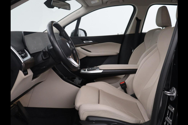 BMW 2 Serie Active Tourer 220i | Leder | Cruise control | Navigatie | Carplay | Sfeerverlichting | Virtueel dashboard | Camera | Park assist | Trekhaak