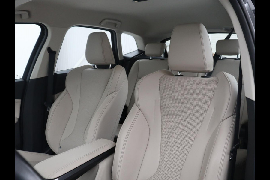 BMW 2 Serie Active Tourer 220i | Leder | Cruise control | Navigatie | Carplay | Sfeerverlichting | Virtueel dashboard | Camera | Park assist | Trekhaak