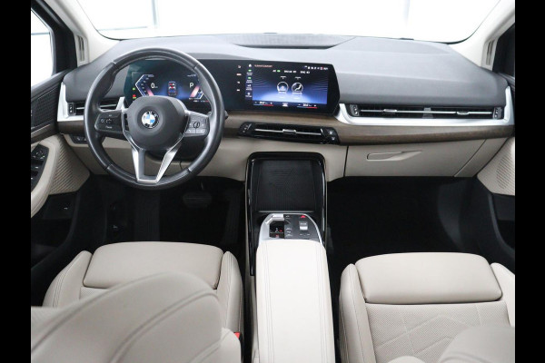 BMW 2 Serie Active Tourer 220i | Leder | Cruise control | Navigatie | Carplay | Sfeerverlichting | Virtueel dashboard | Camera | Park assist | Trekhaak
