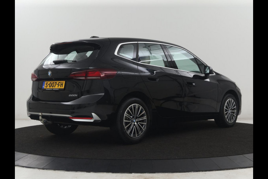 BMW 2 Serie Active Tourer 220i | Leder | Cruise control | Navigatie | Carplay | Sfeerverlichting | Virtueel dashboard | Camera | Park assist | Trekhaak