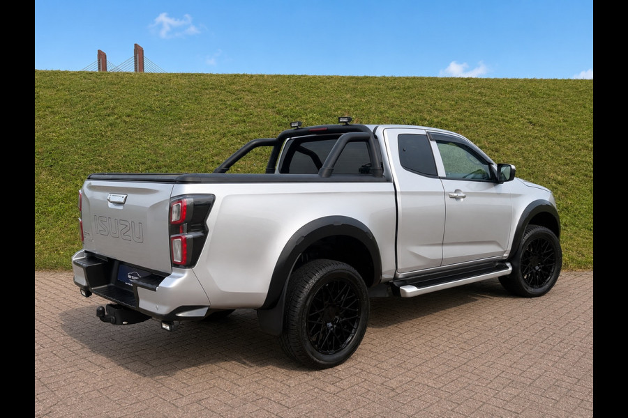 Isuzu D-max 1.9 Extended Cab LSX | !!! Gereserveerd !!! AUTOMAAT | LEDER | 20'' BlackRhino LMV | Pedders Suspension | Apple CarPlay / Android Auto | TH. 3500 kg | Roll Cover