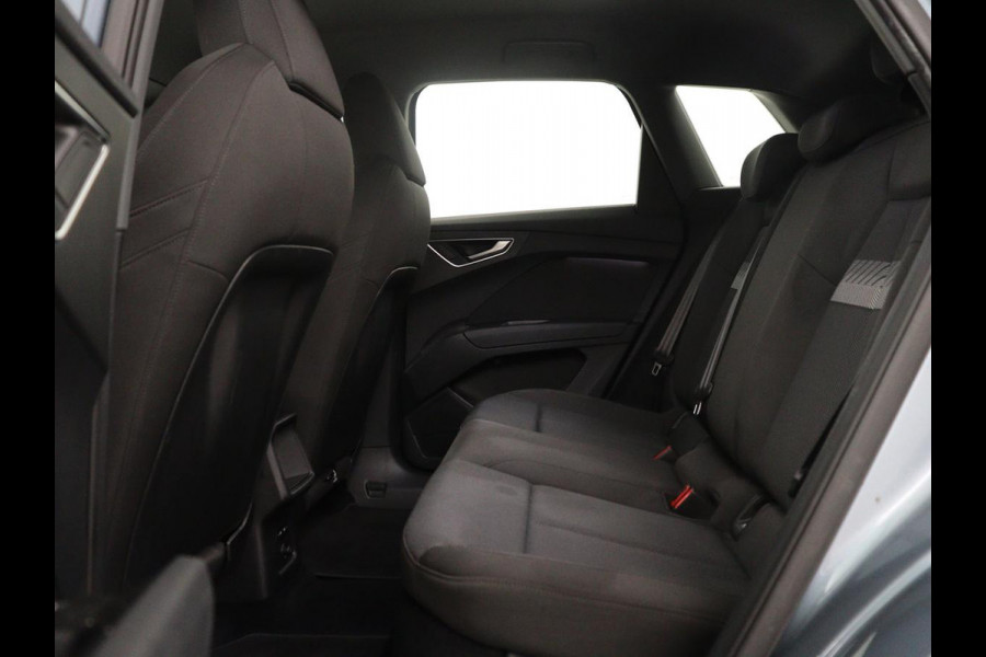 Audi Q4 e-tron 40 Advanced edition 77 kWh | SOH 93,3% | Adaptive cruise | Stoelverwarming | Navigatie | Carplay | Climate control | Camera | Park assist | Trekhaak | 19" velgen