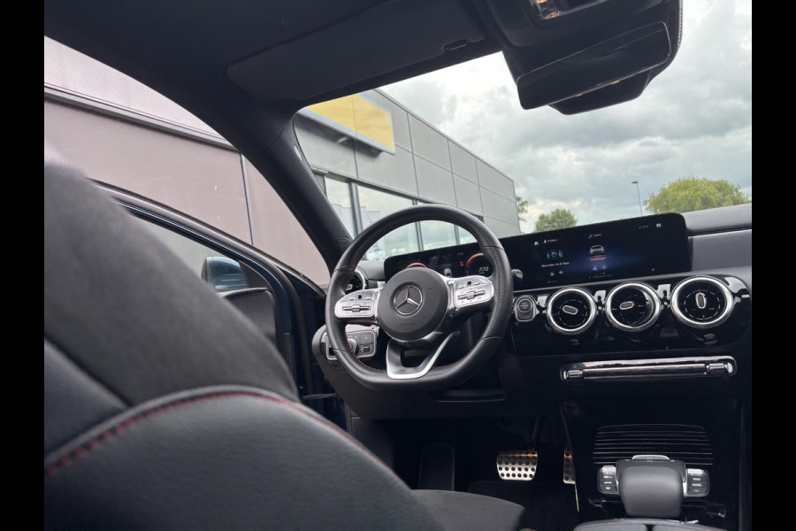 Mercedes-Benz A-Klasse 250 e AMG Line 217 PK | Panoramadak | Stoelverwarming | SOH 93,9% | Sportstoelen | Groot Scherm | Camera | 18 Inch