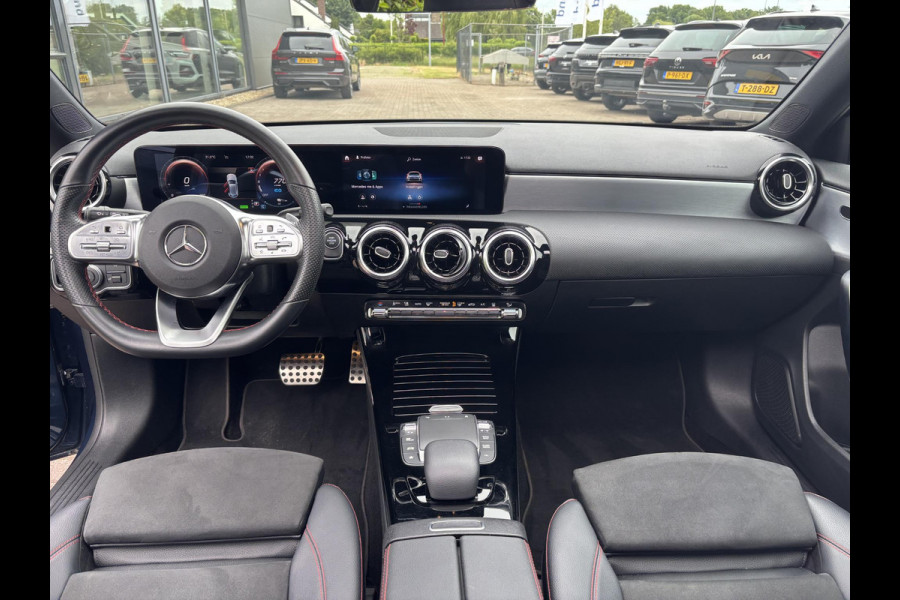 Mercedes-Benz A-Klasse 250 e AMG Line 217 PK | Panoramadak | Stoelverwarming | SOH 93,9% | Sportstoelen | Groot Scherm | Camera | 18 Inch