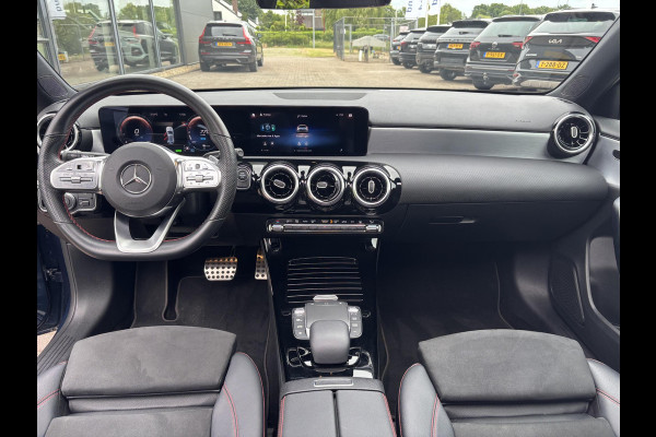 Mercedes-Benz A-Klasse 250 e AMG Line 217 PK | Panoramadak | Stoelverwarming | SOH 93,9% | Sportstoelen | Groot Scherm | Camera | 18 Inch