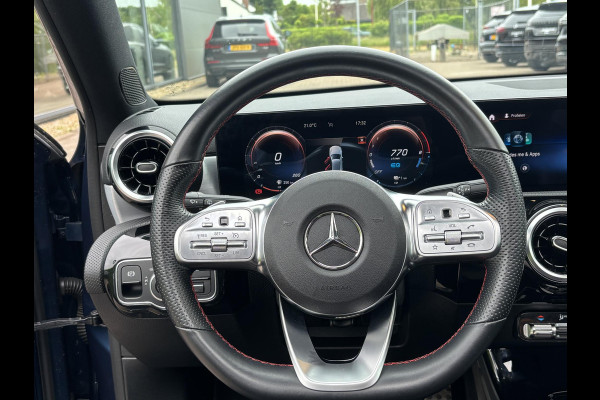 Mercedes-Benz A-Klasse 250 e AMG Line 217 PK | Panoramadak | Stoelverwarming | SOH 93,9% | Sportstoelen | Groot Scherm | Camera | 18 Inch