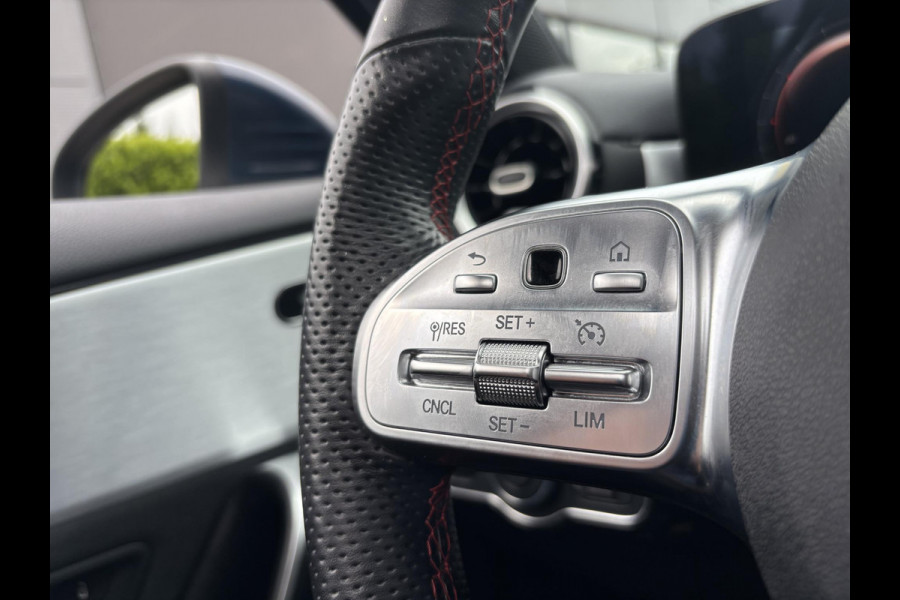 Mercedes-Benz A-Klasse 250 e AMG Line 217 PK | Panoramadak | Stoelverwarming | SOH 93,9% | Sportstoelen | Groot Scherm | Camera | 18 Inch