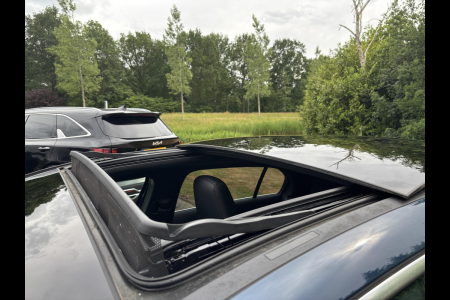 Mercedes-Benz A-Klasse 250 e AMG Line 217 PK | Panoramadak | Stoelverwarming | SOH 93,9% | Sportstoelen | Groot Scherm | Camera | 18 Inch