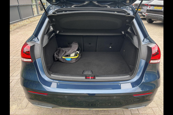 Mercedes-Benz A-Klasse 250 e AMG Line 217 PK | Panoramadak | Stoelverwarming | SOH 93,9% | Sportstoelen | Groot Scherm | Camera | 18 Inch