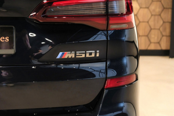 BMW X5 M50i High Executive |84.464km| 530pk V8 *Panodal/Leder/Camera/21 Inch Breedset