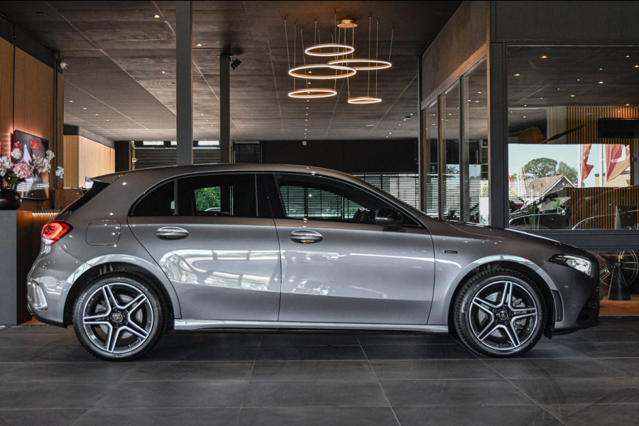 Mercedes-Benz A-Klasse 250 e AMG Edition, Night, Burmester, ACC, Trekhaak, Dodeh, Sfeer, Camera!