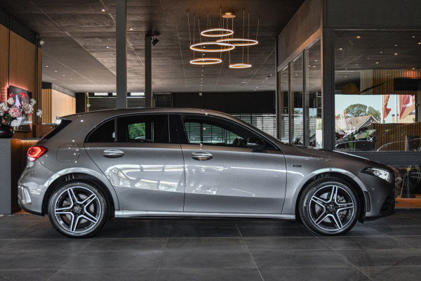 Mercedes-Benz A-Klasse 250 e AMG Edition, Night, Burmester, ACC, Trekhaak, Dodeh, Sfeer, Camera!