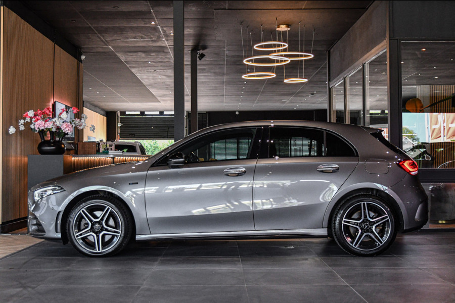 Mercedes-Benz A-Klasse 250 e AMG Edition, Night, Burmester, ACC, Trekhaak, Dodeh, Sfeer, Camera!