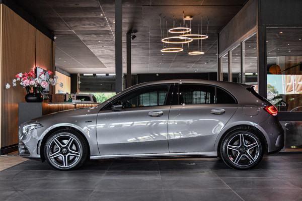 Mercedes-Benz A-Klasse 250 e AMG Edition, Night, Burmester, ACC, Trekhaak, Dodeh, Sfeer, Camera!