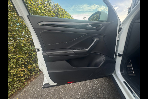Volkswagen T-Roc 1.0 TSI R-Line IQ-light / Carplay / ACC / PDC / Stoelverwarming / Digitiale cockpit / Zwarte hemel / 4-Seiz. Band