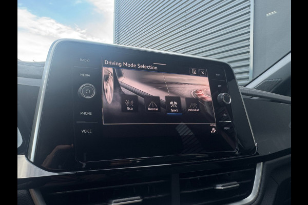 Volkswagen T-Roc 1.0 TSI R-Line IQ-light / Carplay / ACC / PDC / Stoelverwarming / Digitiale cockpit / Zwarte hemel / 4-Seiz. Band