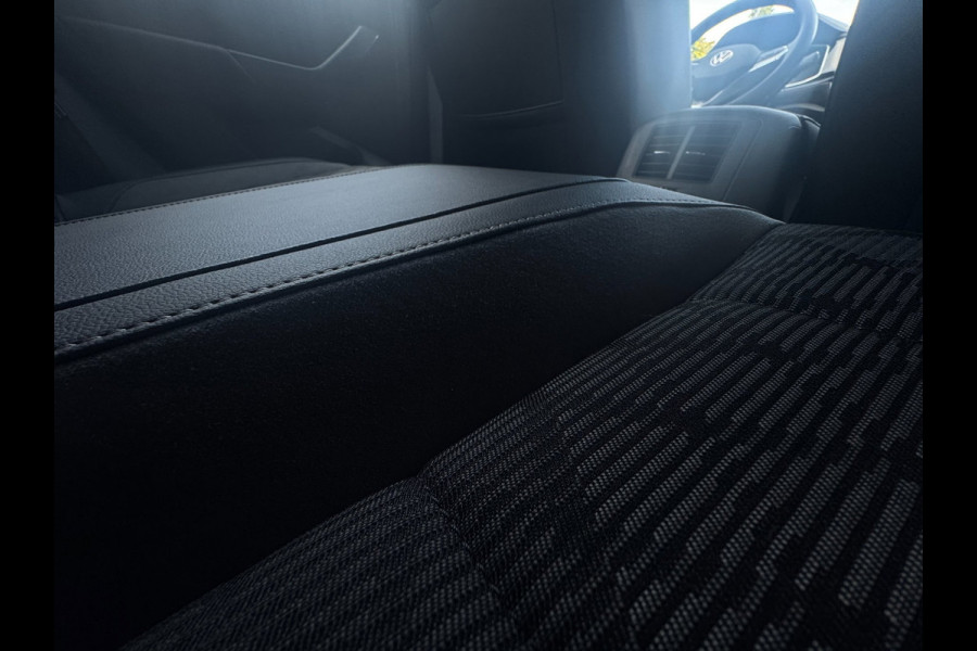 Volkswagen T-Roc 1.0 TSI R-Line IQ-light / Carplay / ACC / PDC / Stoelverwarming / Digitiale cockpit / Zwarte hemel / 4-Seiz. Band